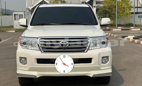 Buy Used Toyota Land Cruiser White Car in Vientiane in Vientiane Province Buy Used Toyota Land Cruiser White Car in Vientiane in Vientiane Province