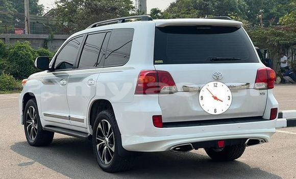 Buy Used Toyota Land Cruiser White Car in Vientiane in Vientiane Province Buy Used Toyota Land Cruiser White Car in Vientiane in Vientiane Province