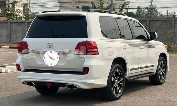 Buy Used Toyota Land Cruiser White Car in Vientiane in Vientiane Province Buy Used Toyota Land Cruiser White Car in Vientiane in Vientiane Province