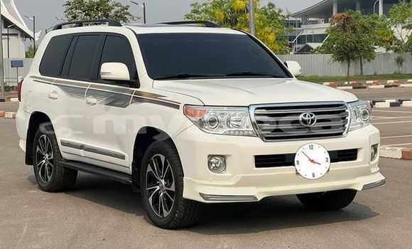 Buy Used Toyota Land Cruiser White Car in Vientiane in Vientiane Province Buy Used Toyota Land Cruiser White Car in Vientiane in Vientiane Province