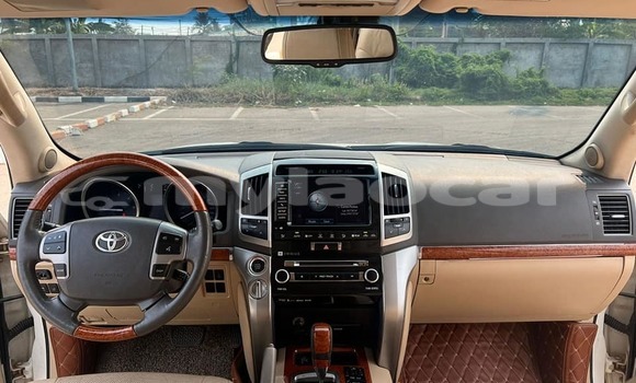 Buy Used Toyota Land Cruiser White Car in Vientiane in Vientiane Province Buy Used Toyota Land Cruiser White Car in Vientiane in Vientiane Province