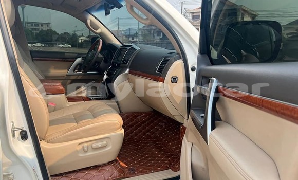 Buy Used Toyota Land Cruiser White Car in Vientiane in Vientiane Province Buy Used Toyota Land Cruiser White Car in Vientiane in Vientiane Province