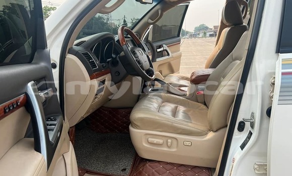 Buy Used Toyota Land Cruiser White Car in Vientiane in Vientiane Province Buy Used Toyota Land Cruiser White Car in Vientiane in Vientiane Province