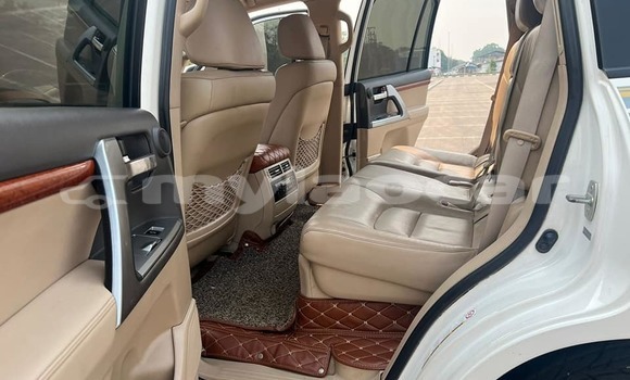 Buy Used Toyota Land Cruiser White Car in Vientiane in Vientiane Province Buy Used Toyota Land Cruiser White Car in Vientiane in Vientiane Province