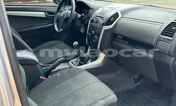 Buy Used Isuzu D–MAX Silver Car in Vientiane in Vientiane Province Buy Used Isuzu D–MAX Silver Car in Vientiane in Vientiane Province