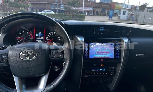Buy Used Toyota Fortuner White Car in Vientiane in Vientiane Province Buy Used Toyota Fortuner White Car in Vientiane in Vientiane Province