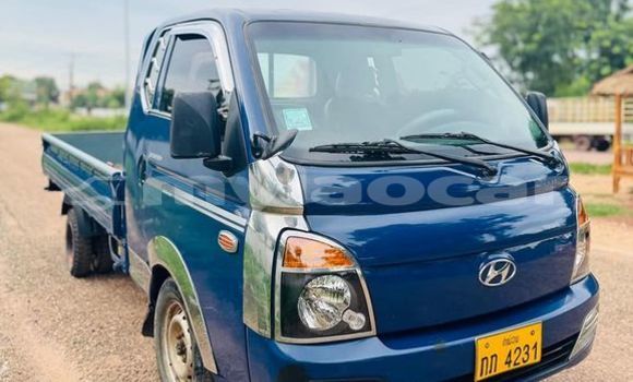 Buy Used Hyundai Trajet Blue Car in Vientiane in Vientiane Province