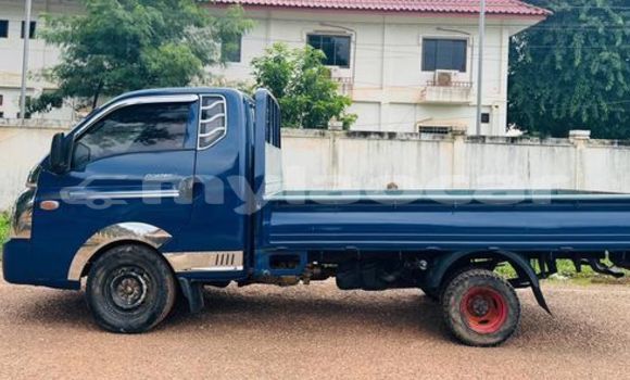 Buy Used Hyundai Trajet Blue Car in Vientiane in Vientiane Province Buy Used Hyundai Trajet Blue Car in Vientiane in Vientiane Province