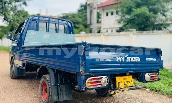 Buy Used Hyundai Trajet Blue Car in Vientiane in Vientiane Province Buy Used Hyundai Trajet Blue Car in Vientiane in Vientiane Province