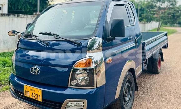 Buy Used Hyundai Trajet Blue Car in Vientiane in Vientiane Province Buy Used Hyundai Trajet Blue Car in Vientiane in Vientiane Province