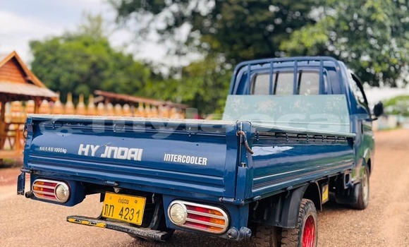 Buy Used Hyundai Trajet Blue Car in Vientiane in Vientiane Province Buy Used Hyundai Trajet Blue Car in Vientiane in Vientiane Province