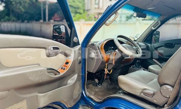 Buy Used Hyundai Trajet Blue Car in Vientiane in Vientiane Province Buy Used Hyundai Trajet Blue Car in Vientiane in Vientiane Province