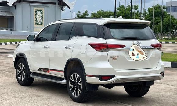 Buy Used Toyota Fortuner White Car in Vientiane in Vientiane Province Buy Used Toyota Fortuner White Car in Vientiane in Vientiane Province