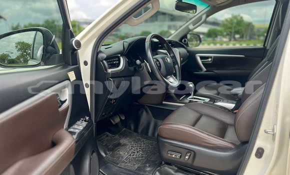Buy Used Toyota Fortuner White Car in Vientiane in Vientiane Province Buy Used Toyota Fortuner White Car in Vientiane in Vientiane Province