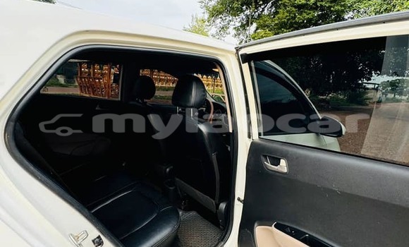 Buy Used Hyundai Grandeur White Car in Vientiane in Vientiane Province Buy Used Hyundai Grandeur White Car in Vientiane in Vientiane Province