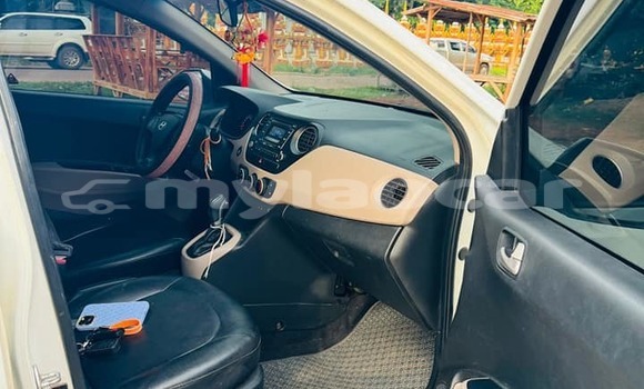 Buy Used Hyundai Grandeur White Car in Vientiane in Vientiane Province Buy Used Hyundai Grandeur White Car in Vientiane in Vientiane Province