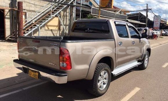 Buy Used Toyota Hilux Brown Car in Vientiane in Vientiane Province Buy Used Toyota Hilux Brown Car in Vientiane in Vientiane Province