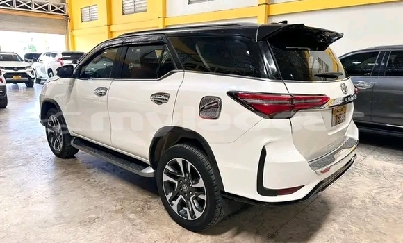 Buy Used Toyota Fortuner White Car in Vientiane in Vientiane Province Buy Used Toyota Fortuner White Car in Vientiane in Vientiane Province