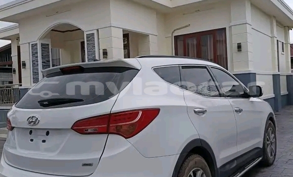 Buy Used Hyundai Santa Fe White Car in Luang Prabang in Louangphabang Province Buy Used Hyundai Santa Fe White Car in Luang Prabang in Louangphabang Province