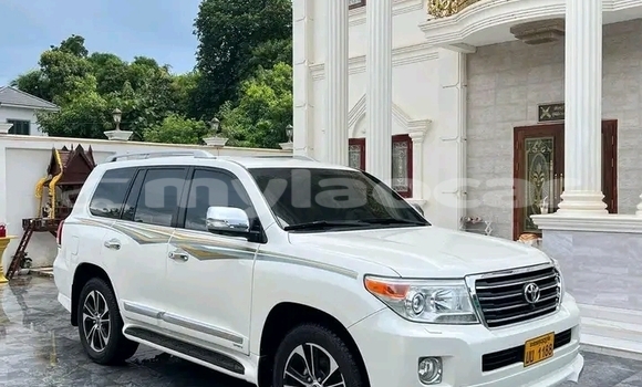 ຊື້ ໃຊ້ແລ້ວ Toyota Land Cruiser White ລົດ ໃນ Vientiane ໃນ Vientiane Province ຊື້ ໃຊ້ແລ້ວ Toyota Land Cruiser White ລົດ ໃນ Vientiane ໃນ Vientiane Province