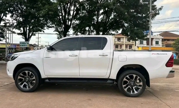 Buy Used Toyota Hilux White Car in Muang Xay in Oudômxai Province Buy Used Toyota Hilux White Car in Muang Xay in Oudômxai Province
