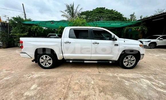 Buy Used Toyota Tundra White Car in Vientiane in Vientiane Province Buy Used Toyota Tundra White Car in Vientiane in Vientiane Province