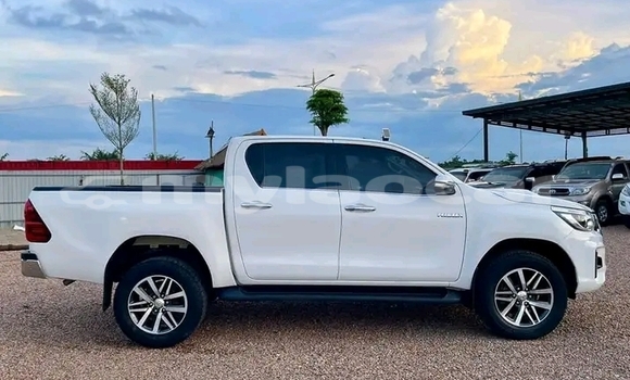 Buy Used Toyota Hilux White Car in Luang Prabang in Louangphabang Province Buy Used Toyota Hilux White Car in Luang Prabang in Louangphabang Province