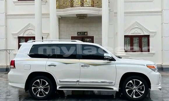 Buy Used Toyota Land Cruiser White Car in Luang Prabang in Louangphabang Province Buy Used Toyota Land Cruiser White Car in Luang Prabang in Louangphabang Province