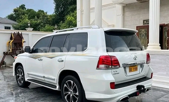 Buy Used Toyota Land Cruiser White Car in Luang Prabang in Louangphabang Province Buy Used Toyota Land Cruiser White Car in Luang Prabang in Louangphabang Province