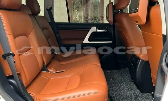 Buy Used Toyota Land Cruiser White Car in Luang Prabang in Louangphabang Province Buy Used Toyota Land Cruiser White Car in Luang Prabang in Louangphabang Province
