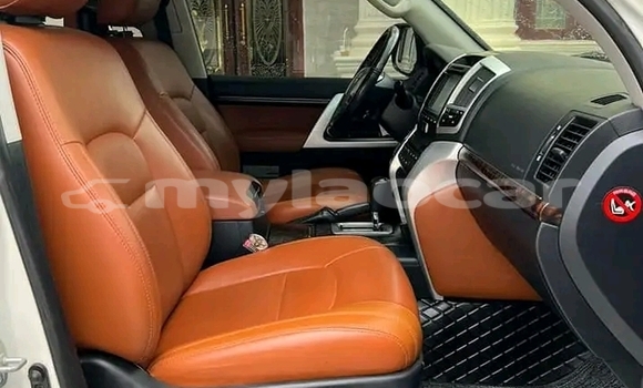 Buy Used Toyota Land Cruiser White Car in Luang Prabang in Louangphabang Province Buy Used Toyota Land Cruiser White Car in Luang Prabang in Louangphabang Province