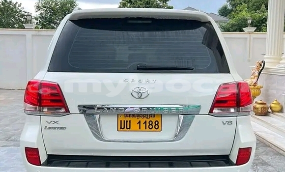 Buy Used Toyota Land Cruiser White Car in Luang Prabang in Louangphabang Province Buy Used Toyota Land Cruiser White Car in Luang Prabang in Louangphabang Province
