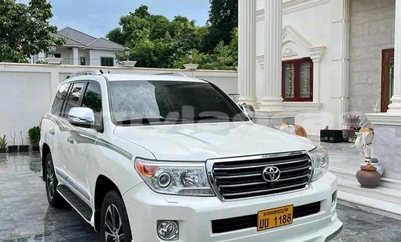 Buy Used Toyota Land Cruiser White Car in Luang Prabang in Louangphabang Province Buy Used Toyota Land Cruiser White Car in Luang Prabang in Louangphabang Province
