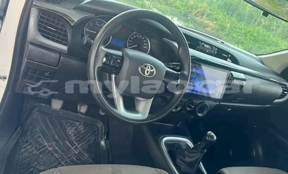 Buy Used Toyota Hilux White Car in Vientiane in Vientiane Province Buy Used Toyota Hilux White Car in Vientiane in Vientiane Province