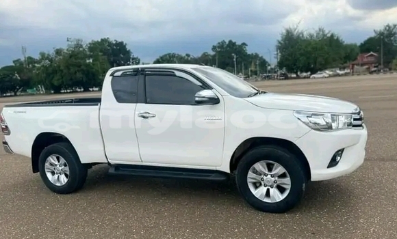 Buy Used Toyota Hilux White Car in Vientiane in Vientiane Province Buy Used Toyota Hilux White Car in Vientiane in Vientiane Province