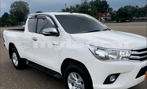 Buy Used Toyota Hilux White Car in Vientiane in Vientiane Province Buy Used Toyota Hilux White Car in Vientiane in Vientiane Province