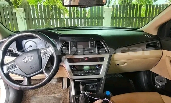 Buy Used Hyundai Sonata White Car in Vientiane in Vientiane Province Buy Used Hyundai Sonata White Car in Vientiane in Vientiane Province