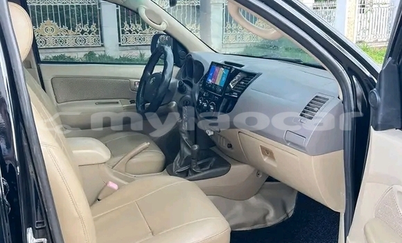 ຊື້ ໃຊ້ແລ້ວ Toyota Hilux Black ລົດ ໃນ Luang Prabang ໃນ Louangphabang Province ຊື້ ໃຊ້ແລ້ວ Toyota Hilux Black ລົດ ໃນ Luang Prabang ໃນ Louangphabang Province