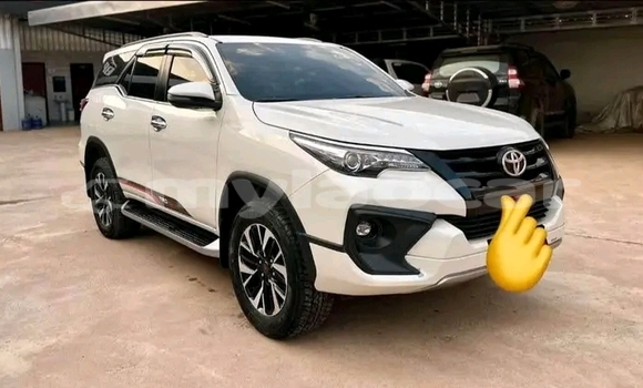 Buy Used Toyota RAV4 White Car in Luang Namtha in Luang Namtha Province Buy Used Toyota RAV4 White Car in Luang Namtha in Luang Namtha Province