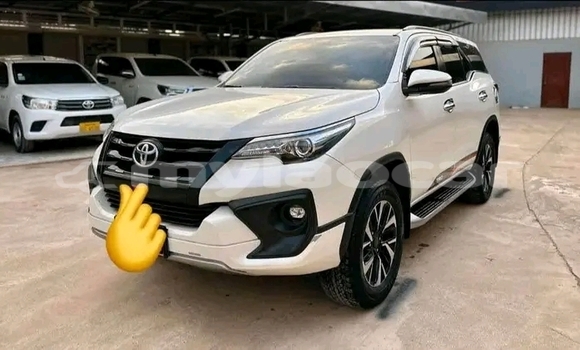 Buy Used Toyota RAV4 White Car in Luang Namtha in Luang Namtha Province Buy Used Toyota RAV4 White Car in Luang Namtha in Luang Namtha Province