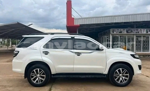 Buy Used Toyota Highlander White Car in Luang Namtha in Luang Namtha Province Buy Used Toyota Highlander White Car in Luang Namtha in Luang Namtha Province