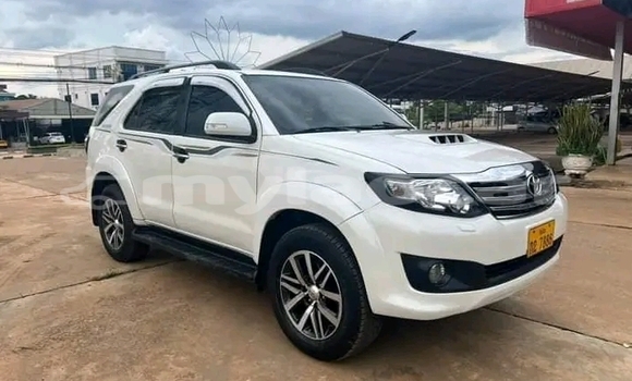 Buy Used Toyota Highlander White Car in Luang Namtha in Luang Namtha Province Buy Used Toyota Highlander White Car in Luang Namtha in Luang Namtha Province
