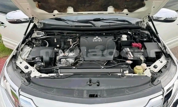 Buy Used Mitsubishi Pajero White Car in Vientiane in Vientiane Province Buy Used Mitsubishi Pajero White Car in Vientiane in Vientiane Province