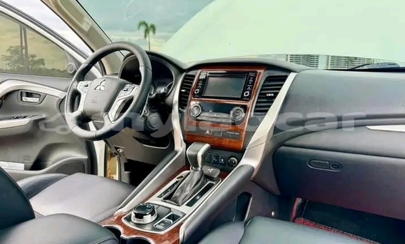 Buy Used Mitsubishi Pajero White Car in Vientiane in Vientiane Province Buy Used Mitsubishi Pajero White Car in Vientiane in Vientiane Province
