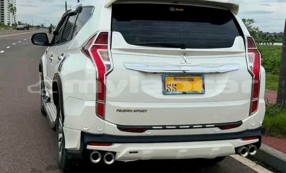 Buy Used Mitsubishi Pajero White Car in Vientiane in Vientiane Province Buy Used Mitsubishi Pajero White Car in Vientiane in Vientiane Province