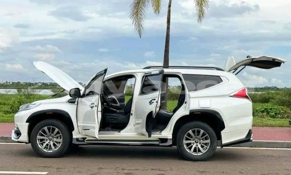 Buy Used Mitsubishi Pajero White Car in Vientiane in Vientiane Province Buy Used Mitsubishi Pajero White Car in Vientiane in Vientiane Province