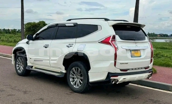 Buy Used Mitsubishi Pajero White Car in Vientiane in Vientiane Province Buy Used Mitsubishi Pajero White Car in Vientiane in Vientiane Province