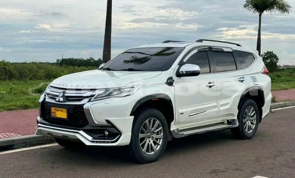 Buy Used Mitsubishi Pajero White Car in Vientiane in Vientiane Province Buy Used Mitsubishi Pajero White Car in Vientiane in Vientiane Province