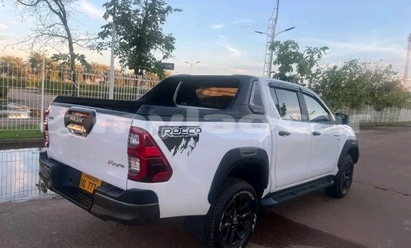 Buy Used Toyota Hilux White Car in Vientiane in Vientiane Province Buy Used Toyota Hilux White Car in Vientiane in Vientiane Province