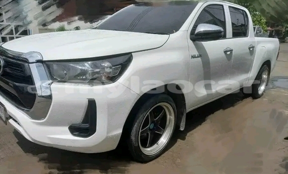 Buy Used Toyota Hilux White Car in Luang Prabang in Louangphabang Province Buy Used Toyota Hilux White Car in Luang Prabang in Louangphabang Province